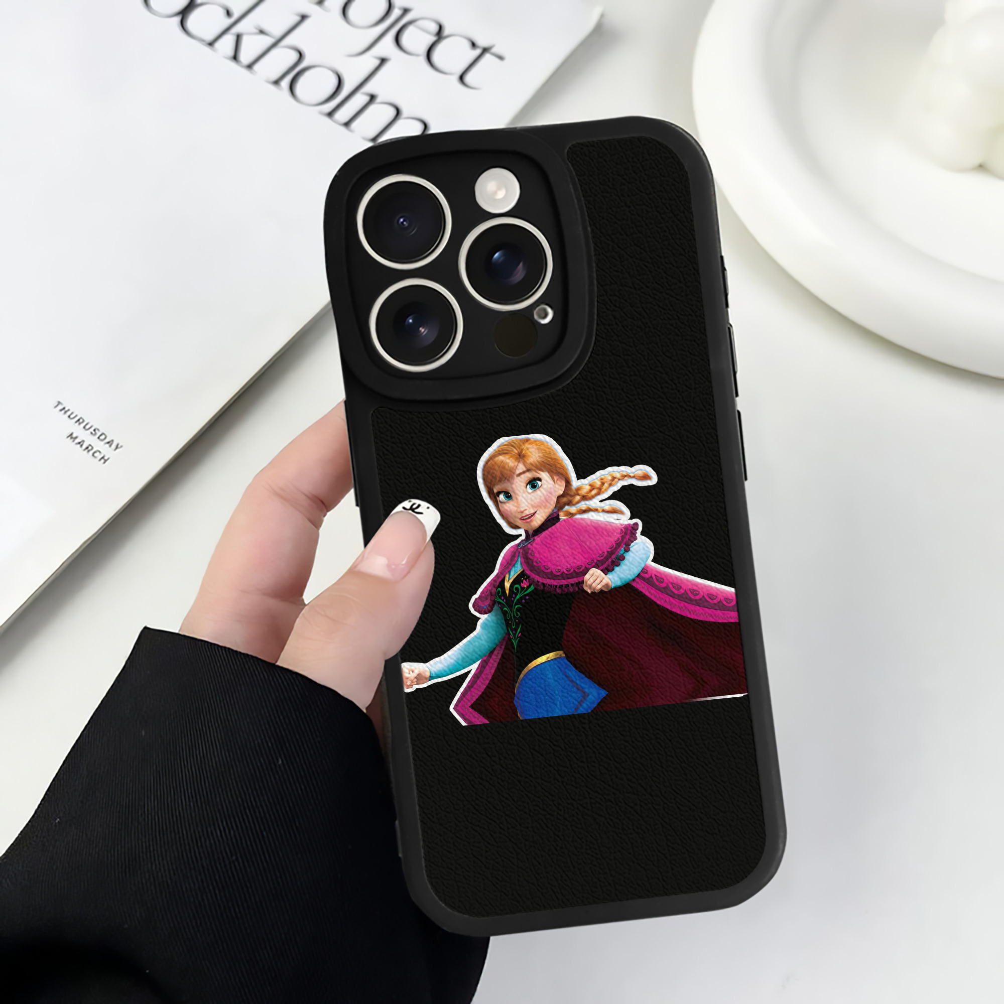 （画像用） アナと雪の女王 アンナ エルサ Frozen Anna Elsa 【iPhone 16シリーズ対応】シリコンスマホケース（レザー調） 材質：シリコン